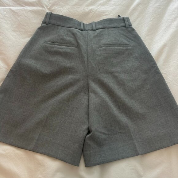 Babaton (Aritzia) Grey Pleated Bermuda Shorts. Size 6. - Picture 3 of 8